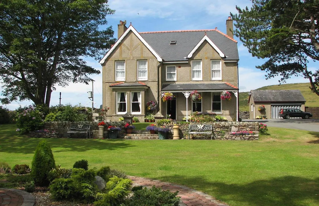 Gwrach Ynys Country Guest House-1